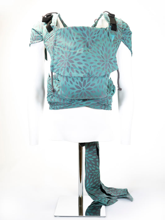 KAAMI | BuckleTai | komfortable Babytrage | Flora Celadon - ADViKiDS