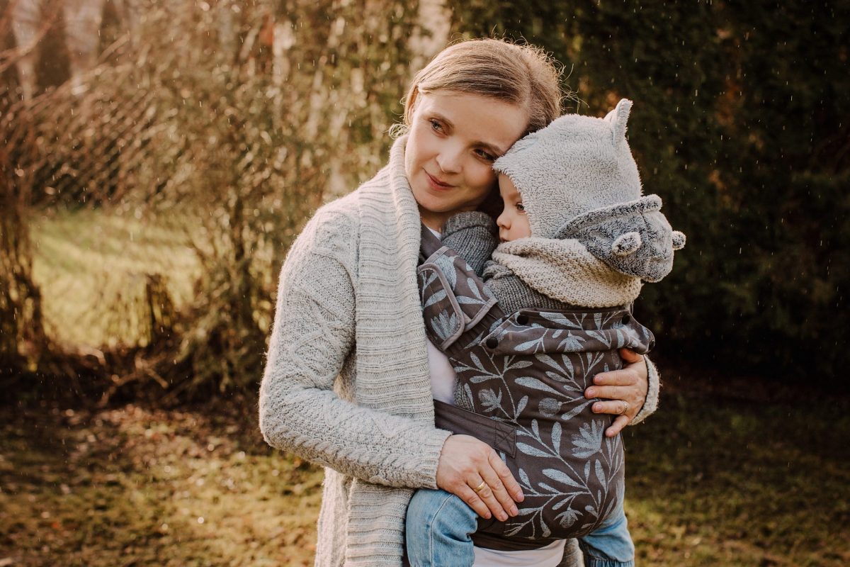 IZMI - Babytrage Cotton - einfach und flexibel (LIMITIERTES DESIGN) - Mr Greys Blomen - ADViKiDS