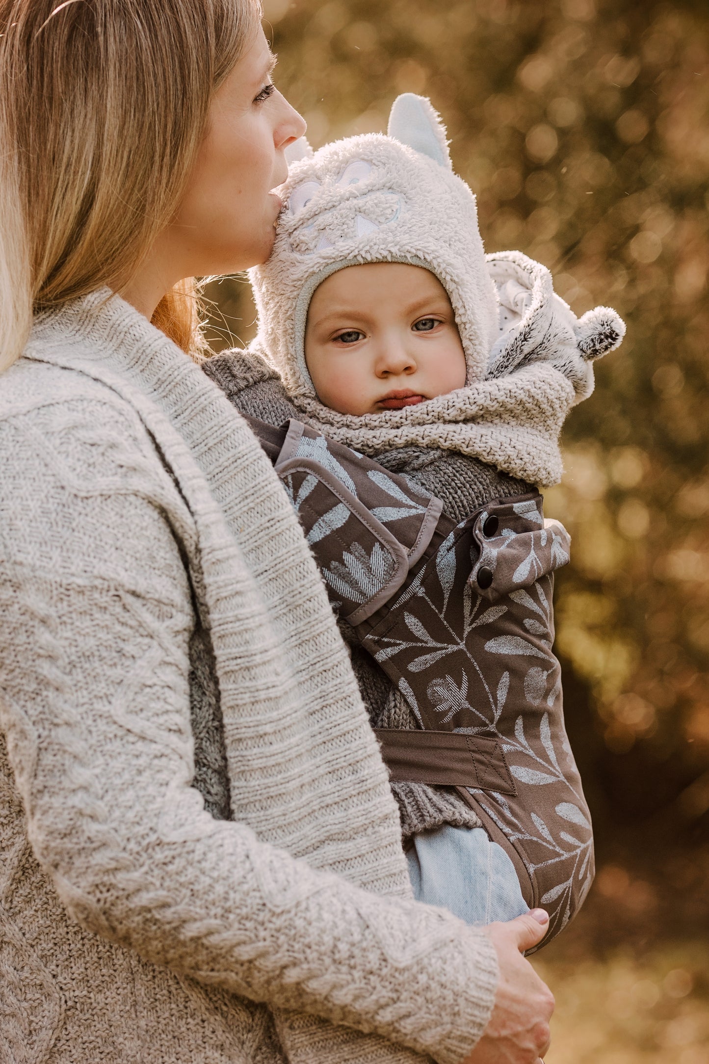 IZMI - Babytrage Cotton - einfach und flexibel (LIMITIERTES DESIGN) - Mr Greys Blomen - ADViKiDS