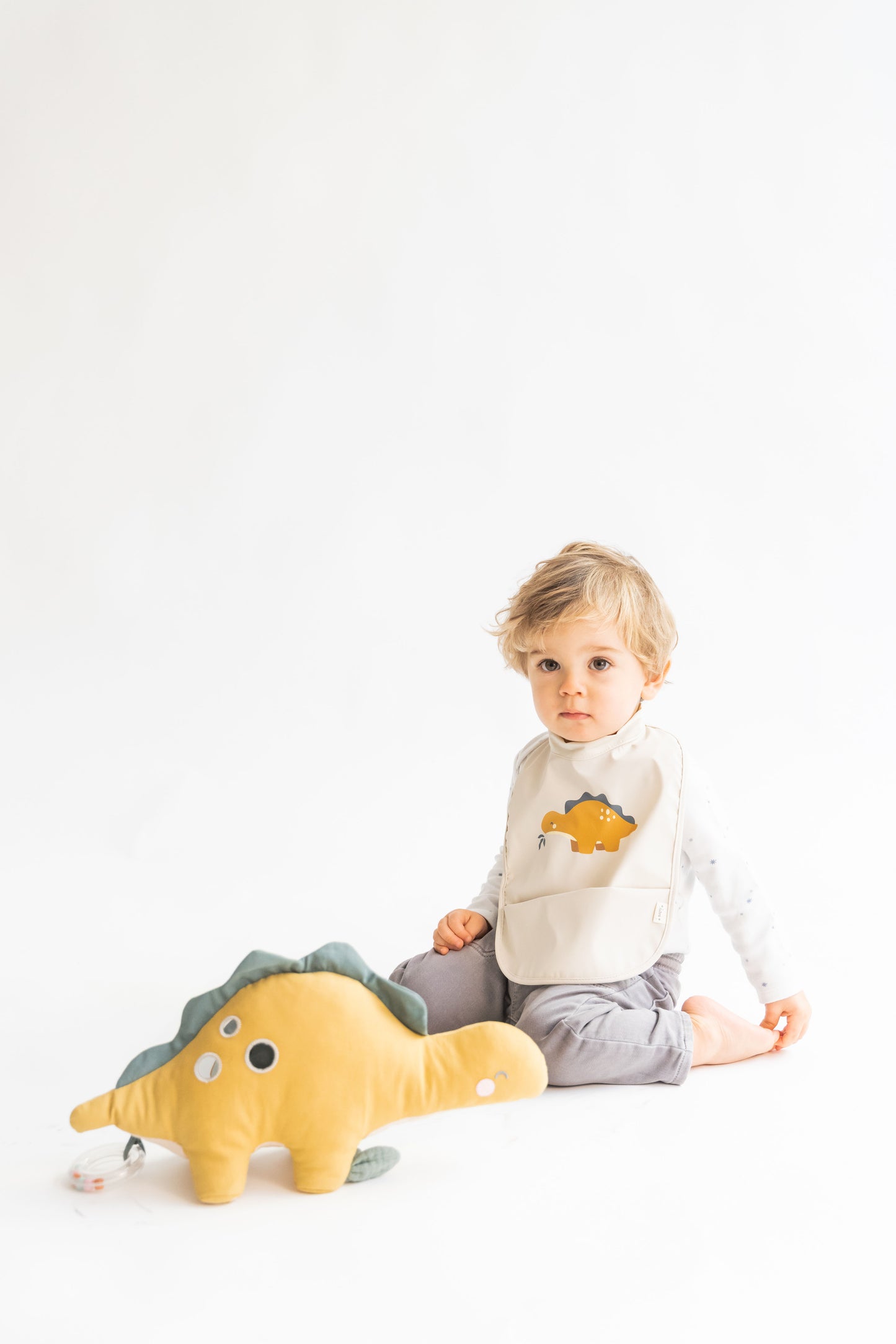 SARO | Lätzchen wasserdicht mit Klettverschluß "Dino" | Beige