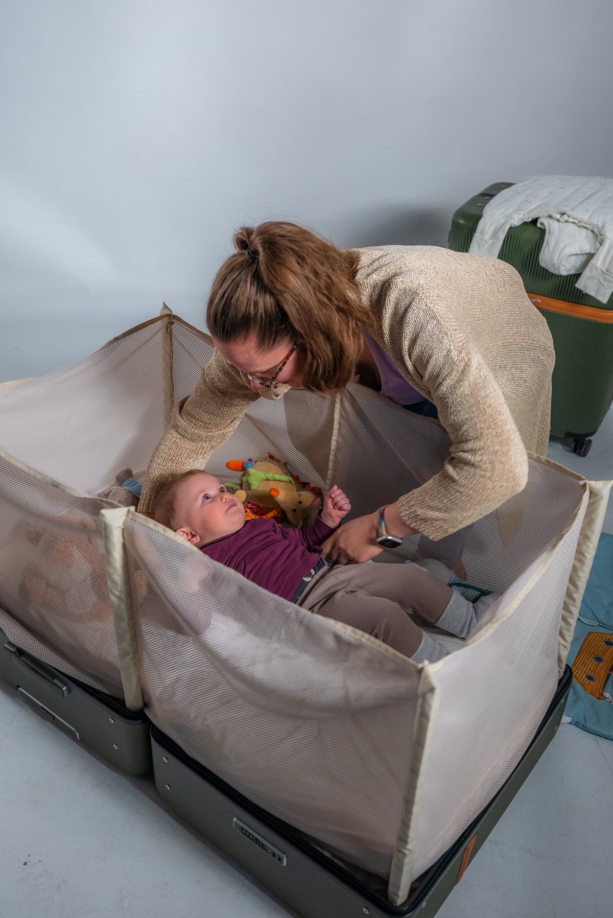 CaseNapzZz | 2in1 - Reisekoffer mit Kinderreisebett | Schlafen wie zuhause | olive - ADViKiDS