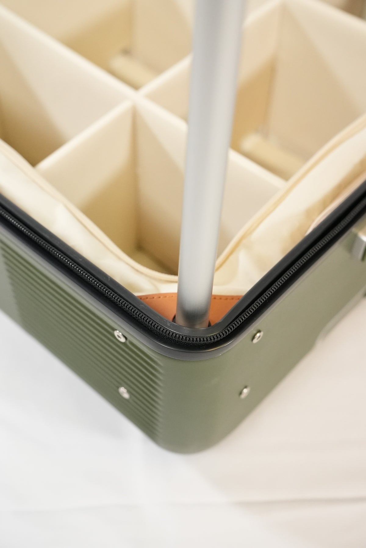 CaseNapzZz | 2in1 - Reisekoffer mit Kinderreisebett | Schlafen wie zuhause | olive - ADViKiDS